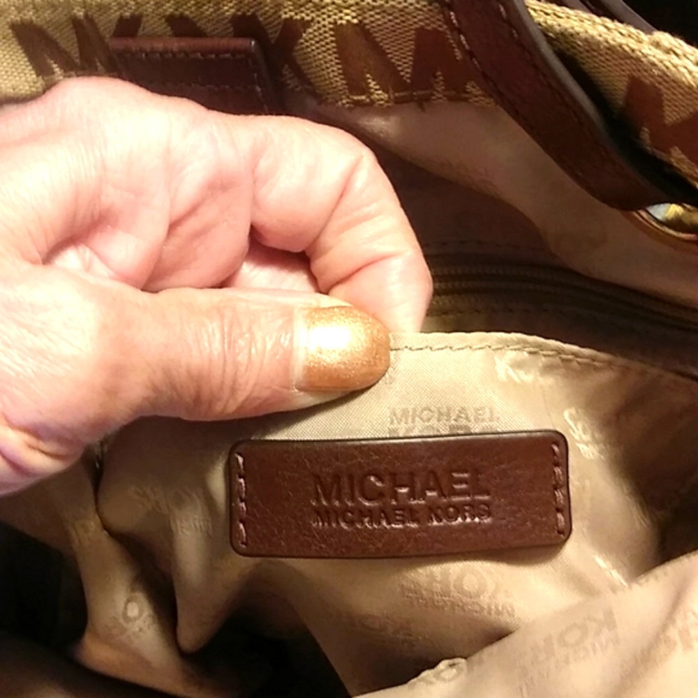 VGUC. Michael kors tote with matching expandable full length wallet. - Picture 4 of 11